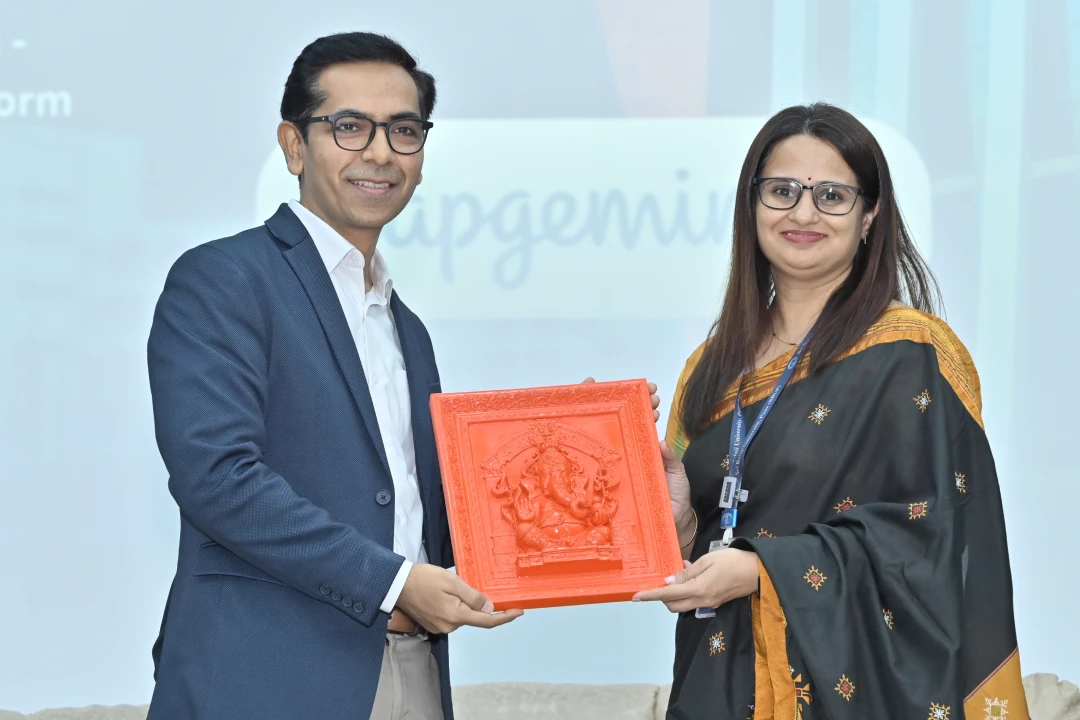 A token of appreciation presented by the Deputy Director Dr. Rajeshwari Patil to Mr Sandeep Arora